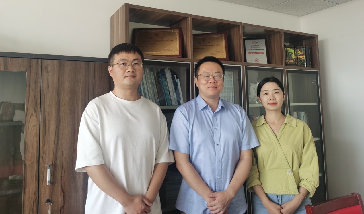 金镭教授案例开发团队:(左起)胡浩渺、金镭教授、李骄杨.jpg